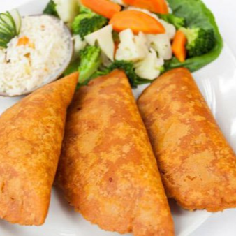 3 pzas empanadas camarón + Agua del dia