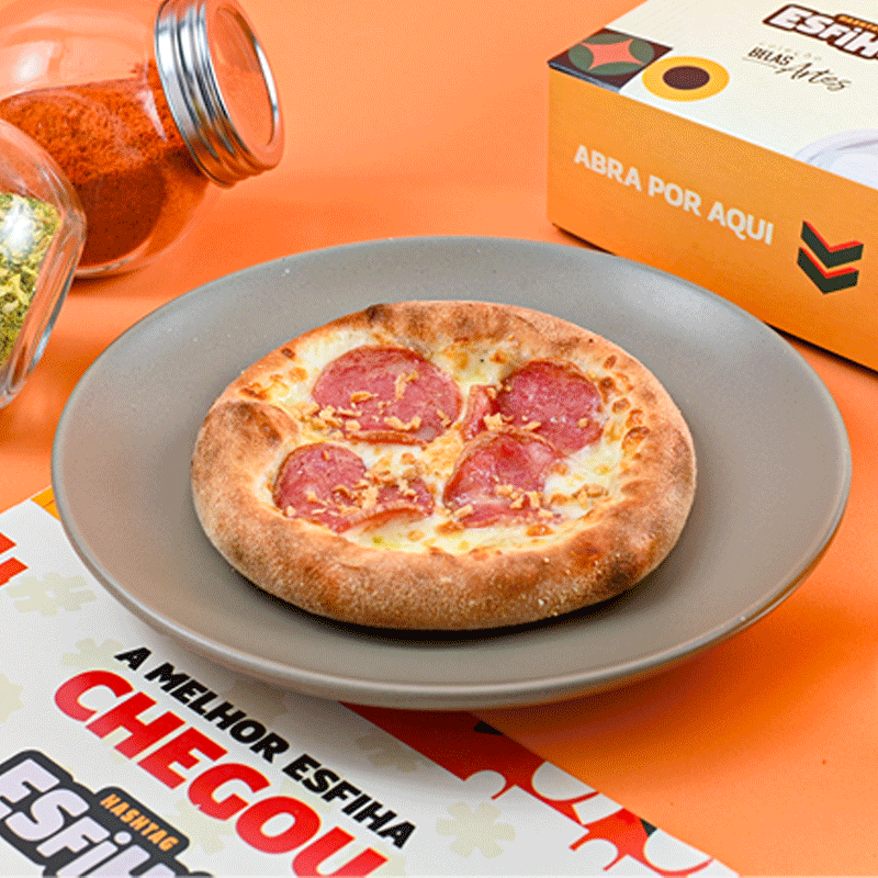 Recheio irresistível de calabresa bem temperada com alho frito crocante, envoltos em uma massa macia e crocante. Uma opção saborosa e suculenta para quem ama um lanche cheio de sabor. Peça agora e se encante com essa delícia!