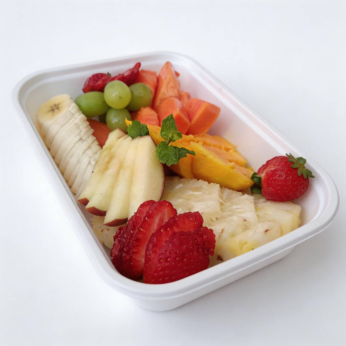 Uma seleção de frutas frescas da estação: manga, mamão, abacaxi, uvas e maçã. Leve, nutritiva e irresistivelmente refrescante, perfeita como sobremesa ou lanche saudável!