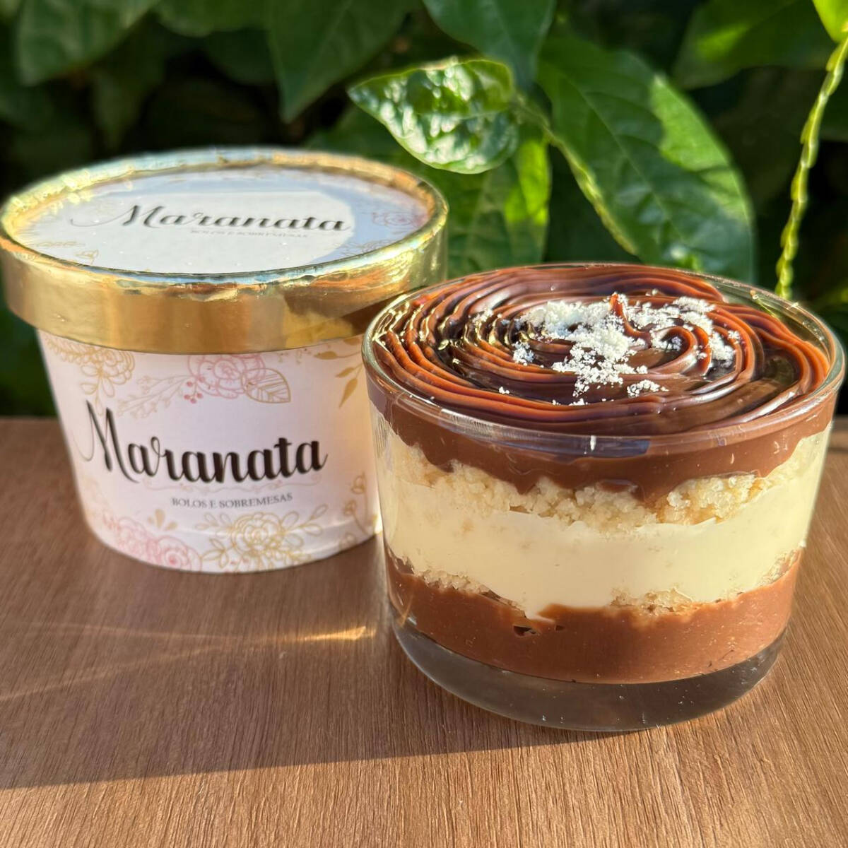 Massa fofinha de baunilha molhada com calda de leite condensado, coberto com brigadeiro gourmet e brigadeiro de Ninho cremoso. Enviado em nosso pote biodegradável. Ótima opção para presente.