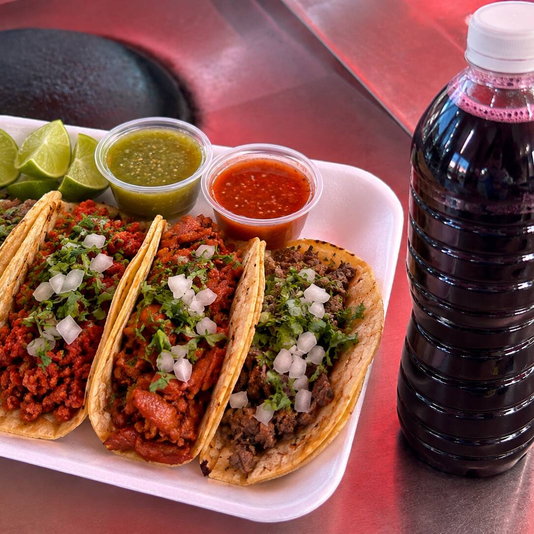 4 tacos de suadero y un agua fresca