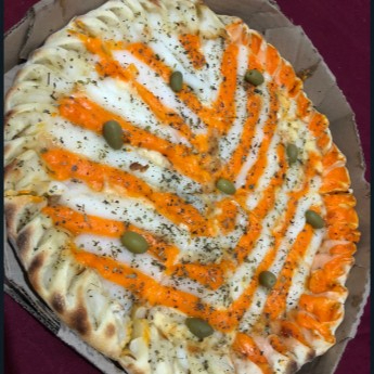 Molho Italiano Especial, Mussarela Premium Argentina, 3 Queijos, Orégano, Azeitonas, Catupiry Nas Bordas. (Muito Recheio)