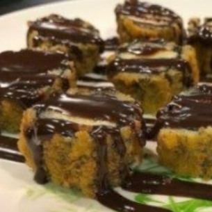 ENROLADINHO DE ARROZ JAPONÊS, NORI, CHOCOLATE FORNEÁVEL, EMPANADO E FRITO COM CHOCOLATE