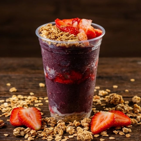 Açaí Premium enviado em embalagem térmica, acompanhado de granola crocante e morangos frescos, enviados separadamente. Foto meramente ilustrativa. Todos os nossos produtos são enviados em embalagem térmica de isopor, garantindo melhor conservação, e os complementos são sempre enviados à parte.
