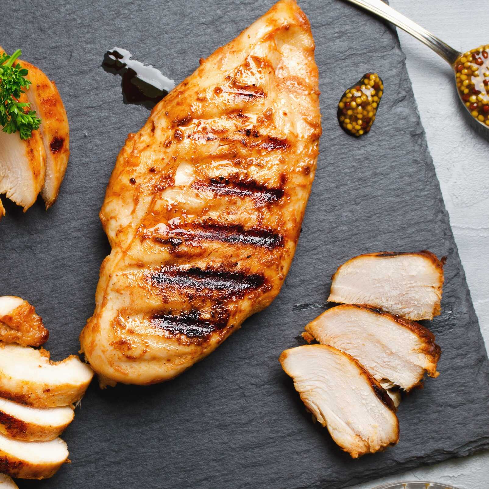 Balanceado de pollo: Pechuga, Ensalada, Maduro