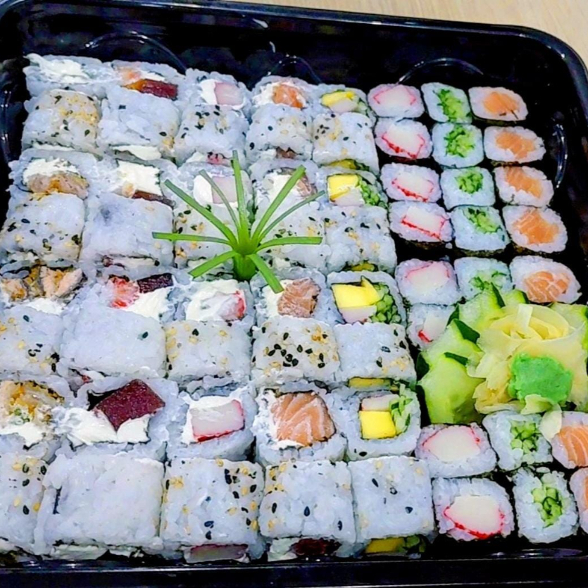 8 rome8 filadelfia 8 uramaki kani 8 uramaki skimu e julieta 8 Califórnia 8 hossomaki de salmao 8 kanimaki 8 hossomaki de pepino 16 hossomaki Filadélfia (2 Hashi 4 shoyo 3 tare)