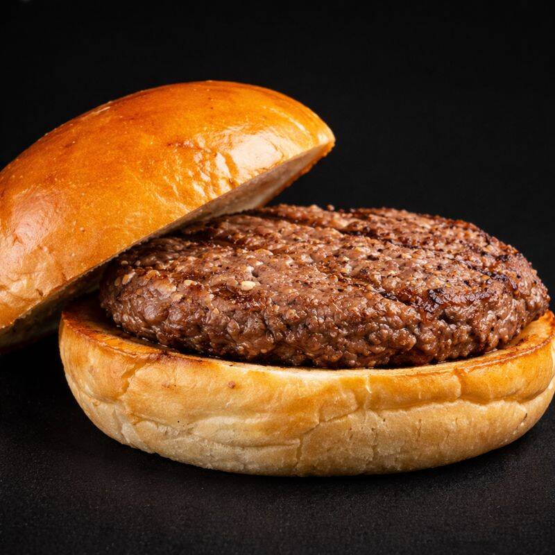 Apresentando nosso 'Russo Jr' da categoria ' Sanduíches Americanos'. . Sinta a suculência da carne de alta qualidade harmoniosamente selado pelo pão bola fresquinho e macio, e pelo nosso molho especial da casa, que dá ao sanduíche um sabor único e inesquecível. Uma verdadeira experiência culinária que vai além de simplesmente matar a fome.