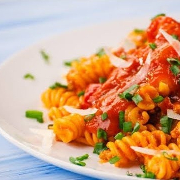 Fusille de sêmola, molho pomodoro natural, cebolinha, parmesão ralado