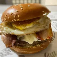 Pão de Brioche , Blend Bovino (120g) , Mussarela, Presunto, Ovo.