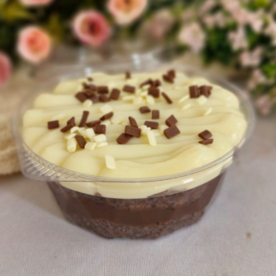 Delicioso bolo de chocolate com massa fofinha e molhadinha, e brigadeiros cremosos de chocolate e leite Ninho. Aprox.: 220gr