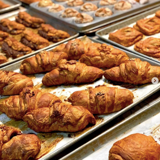 CROISSANT DE ZARZAMORA CON QUESO CREMA.