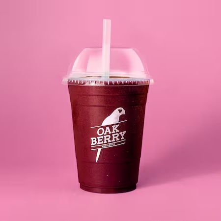 Açaí 500 ml: smoothie com textura mais cremosa para tomar com canudo. Toppings do copo: Maracujá e morango – Foto ilustrativa.