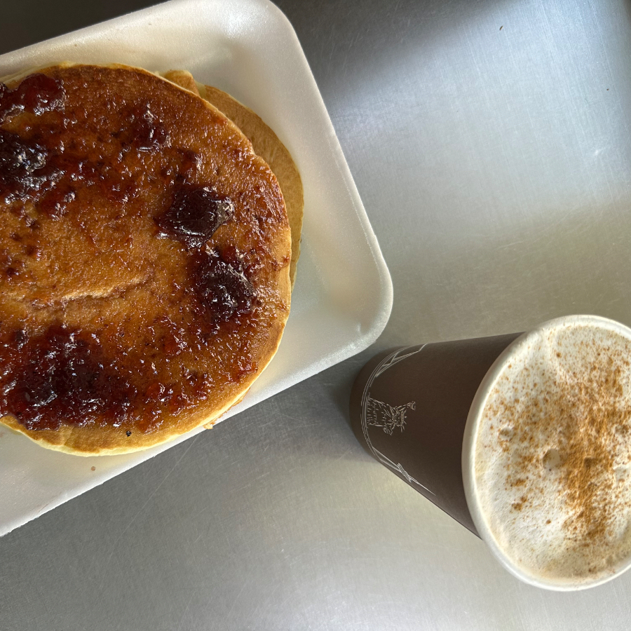 Hot Cakes + Capuchino 🥞