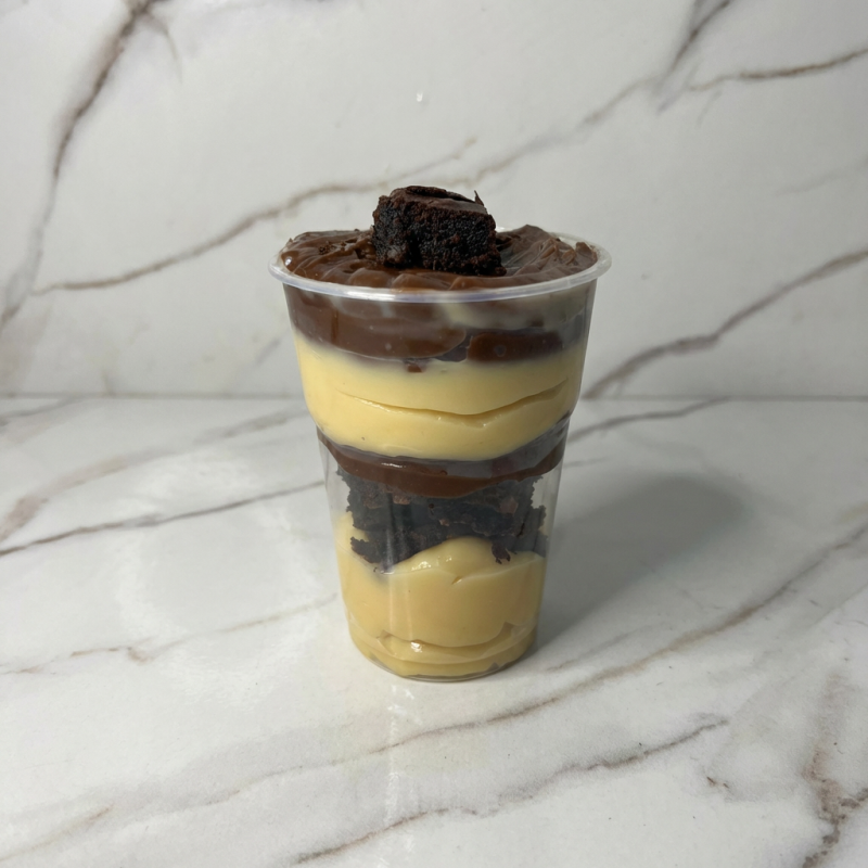 Creme de ninho, brownie intercalado com brigadeiro 50%.