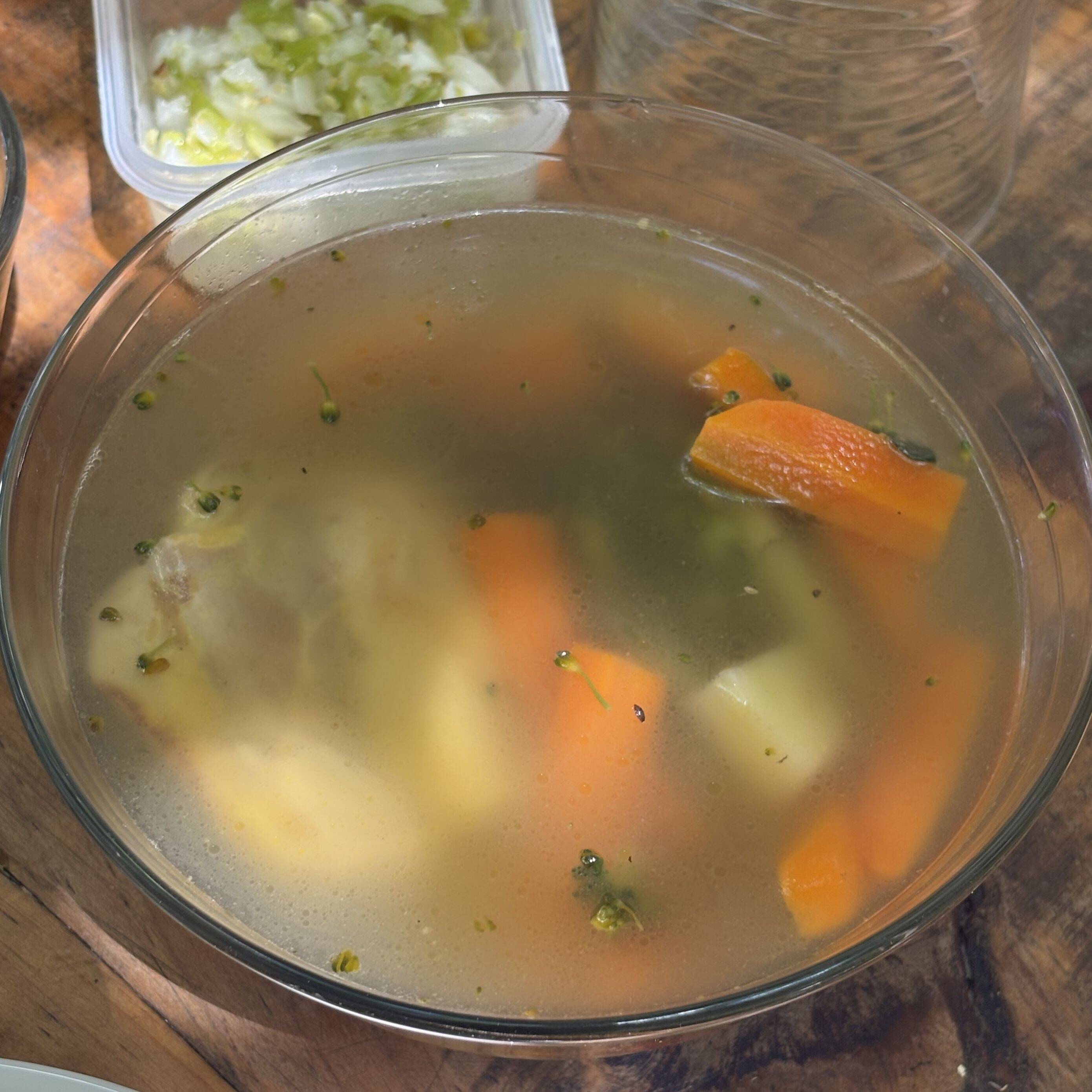 Caldo de pollo acompañado de arroz