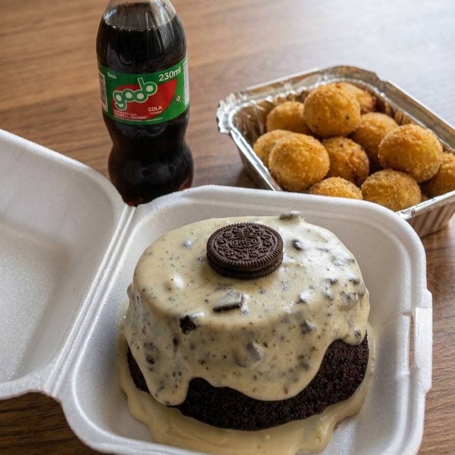 Bolo mini vulcão de Ninho com Oreo, combinando creme de Ninho com o sabor irresistível do Oreo, acompanhado de 10 minis salgados + 1 refrigerante Mini Goob.