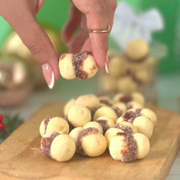Biscoito de leite condensado recheado com goiabada