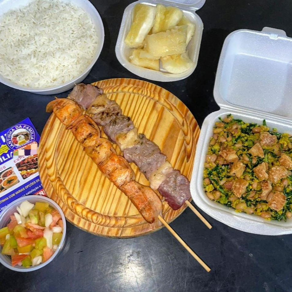 Neste combo vai: 1 Marmitex de arroz, 1 Hamburgueira de Feijão Tropeiro, 1 Mandioca Mini, 1 Vinagrete Copo Pequeno e 2 Espetinhos (Contra Filé e Frango Com Bacon)