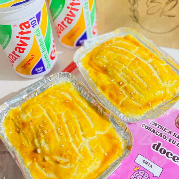 Dois empadões com a massa crocante e recheio super cremoso e temperado. Acompanhado de dois guaravitas para voce aproveitar ainda mais.