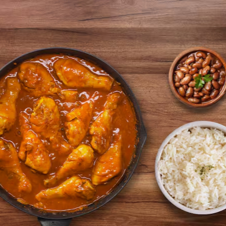 Pedacos suculentos de frango, envoltos em um molho caseiro cremoso e levemente adocicado. Acompanha arroz soltinho e feijão cremoso. Conforto que derrete na boca!