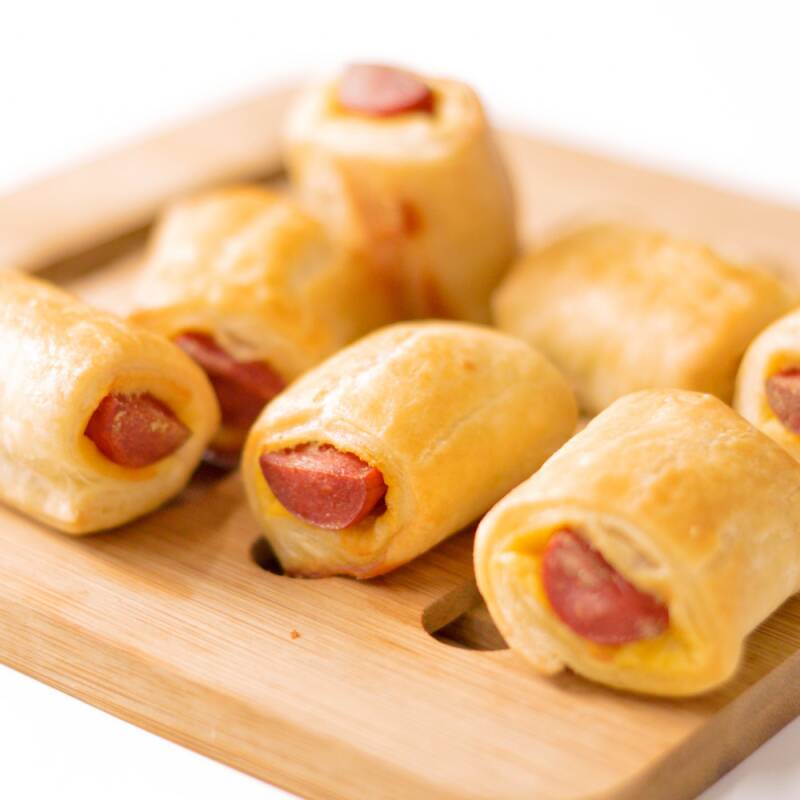 Mini folhadinhos sortidos — Deliciosos mini folhados recheados com frios, salsicha e presunto. Os sabores podem variar conforme a disponibilidade dos ingredientes, garantindo sempre frescor e sabor irresistível.