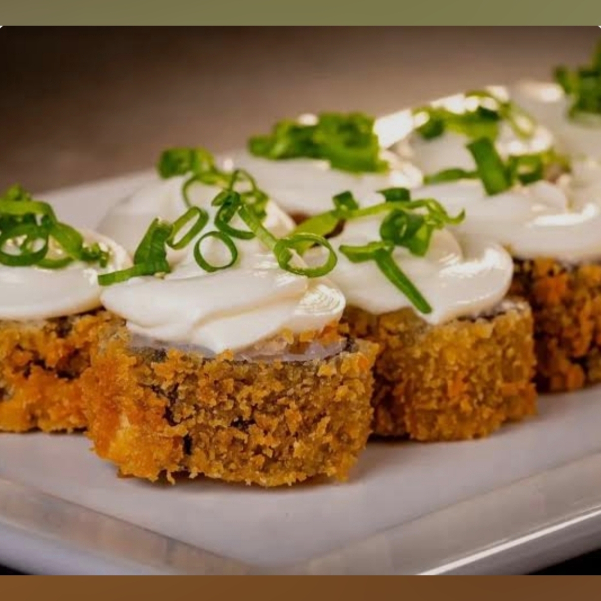 Sushi recheado com pastinha de salmão, creme chese e cebolinha
