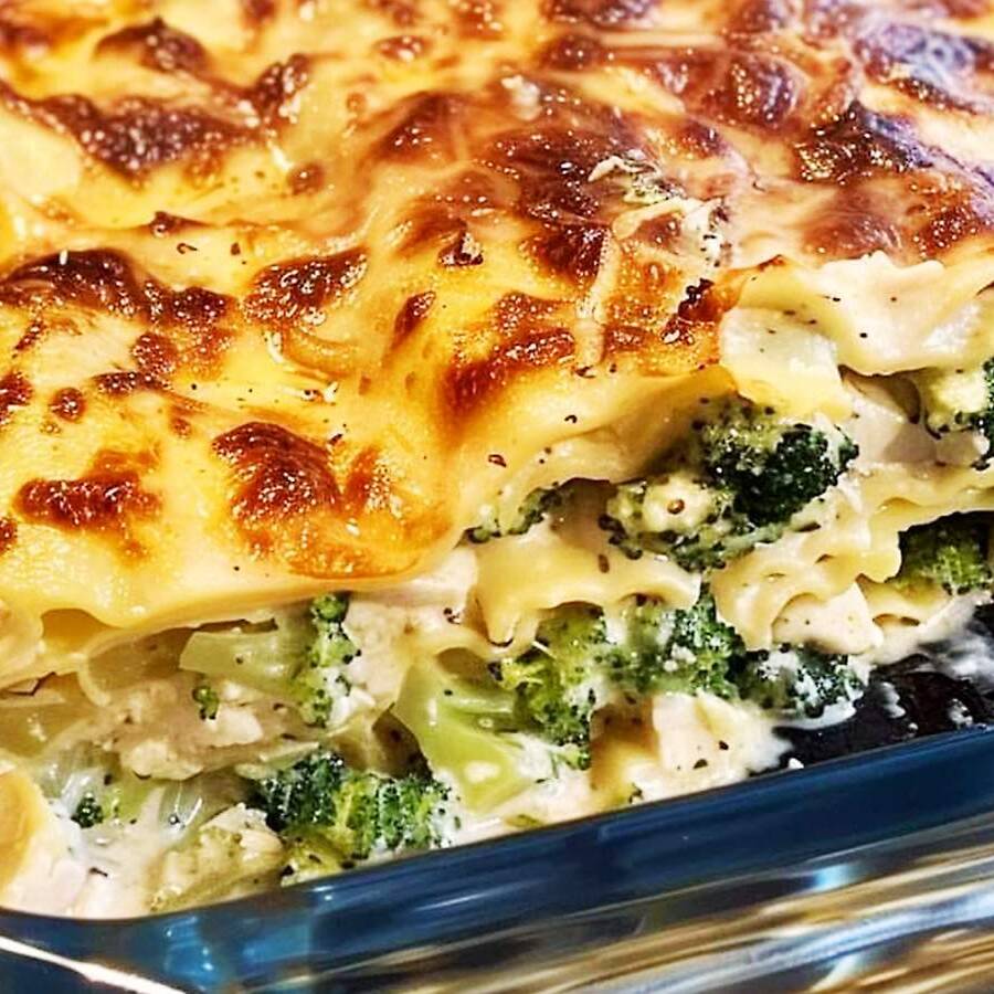 Experimente a incrível combinação de massa fresca, brócolis, bacon e mussarela, tudo harmoniosamente temperado com especiarias e coberto por um molho branco super cremoso. Finalizado com queijo gratinado. Uma experiência irresistível!