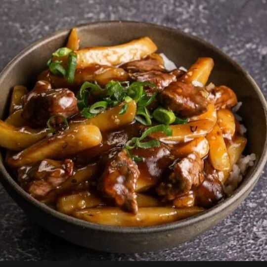 Carne com Batata arroz branco japonês e cebolinha finalizado no azeite