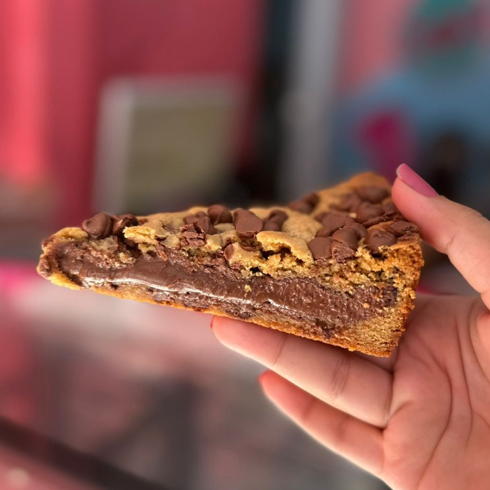 massa de biscoito amanteigado, com gotas de chocolate recheado de nutella