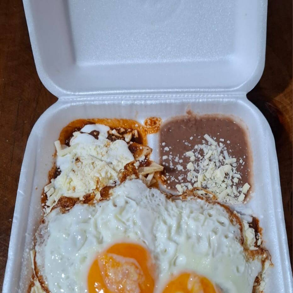 Chilaquiles verdes con huevo medianos