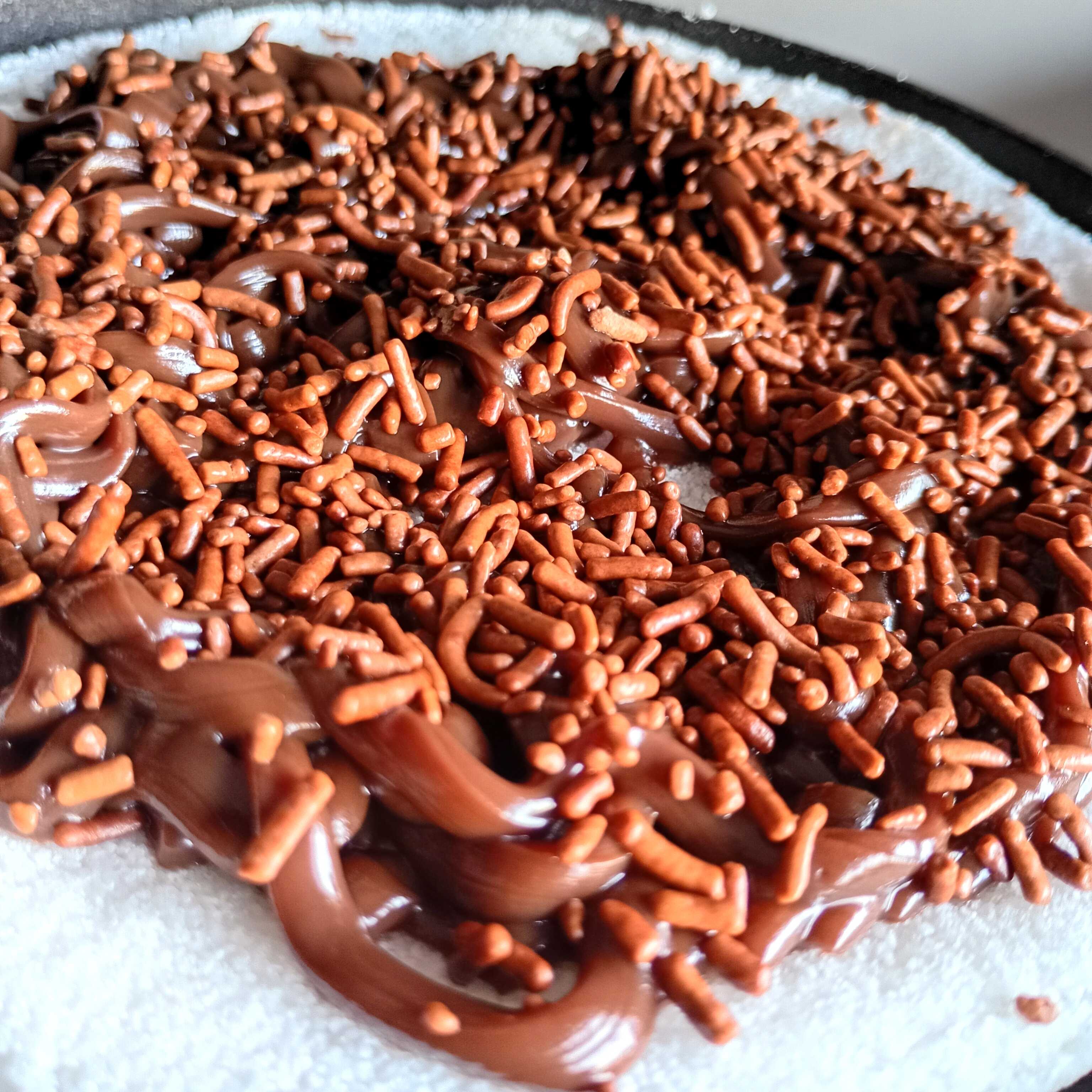 Massa de tapioca com brigadeiro e granulado de chocolate