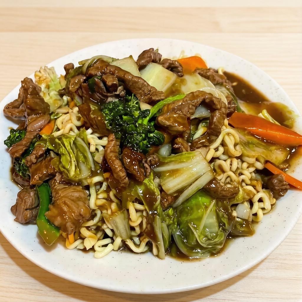 Experimente o Yakisoba de Carne, uma mistura tradicional de macarrão e carne macia, ideal para quem busca um prato reconfortante e delicioso.