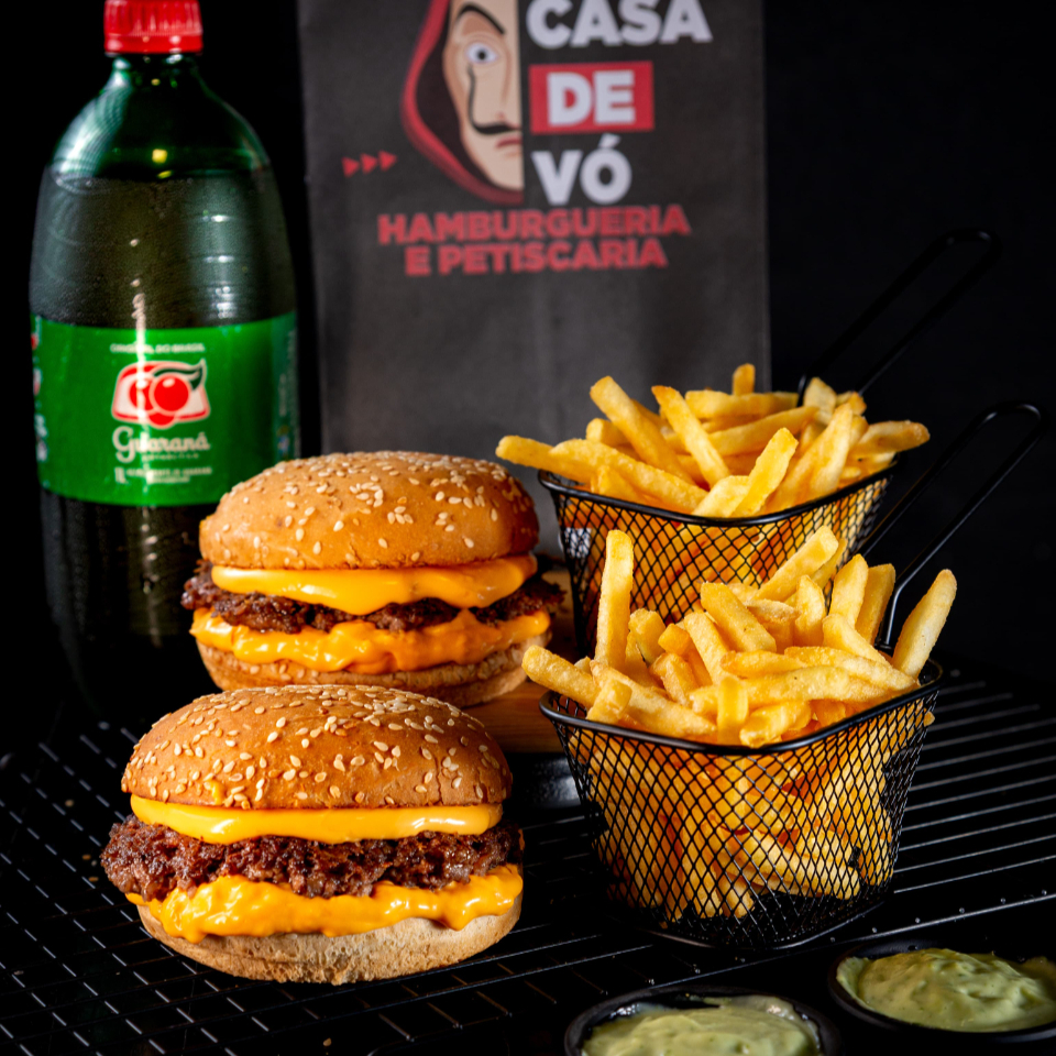 2 Cheddar Cremoso (pão gourmet, smash burguer 100g e cheddar cremoso) + 2 Batatas P + Antarctica 1L