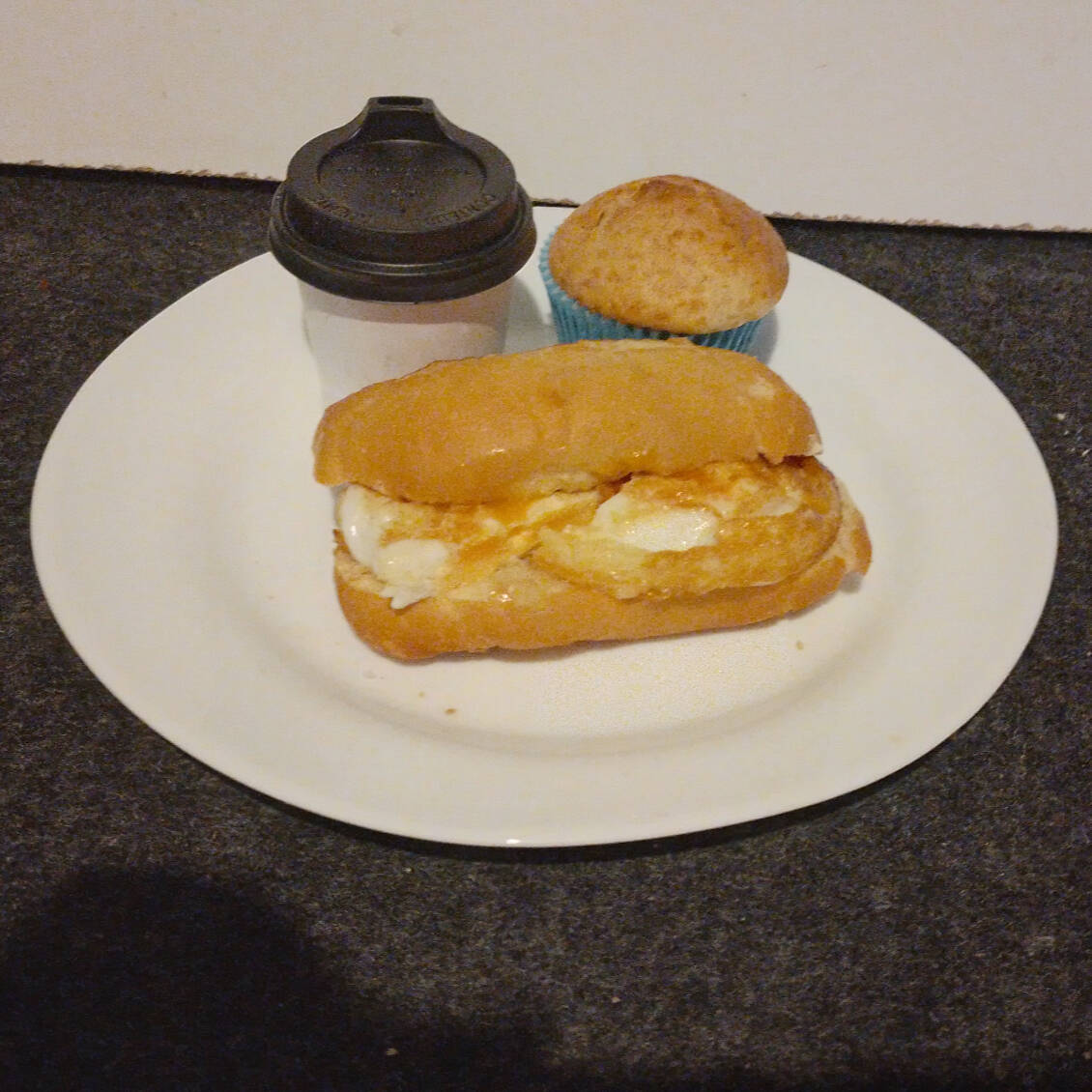 100ml de café preto. - 1 cupcake de baunilha sem recheio - 1 pão com ovo frito
