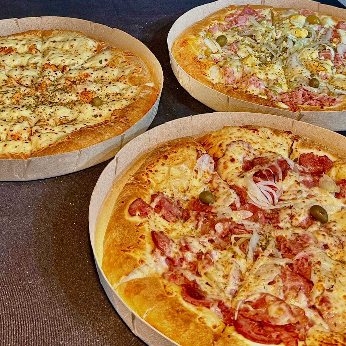 SÃO 3 PIZZAS DELICIOSAS
SENDO 1 DE CALABRESA 1DE SALAME 1 DE PORTUGUESA
+REFRIGERANTE 2 LITROS GRATIS
DELICIOSAS PIZZAS FEITA COM MASSA ARTESANAL A MODA ITALIANO
FERMENTAÇÃO LENTA
MOLHO ITALIANO FRESCO DA CASA
AZEITE EXTRAVIRGEM NA MASSA , PROPORCIONANDO UM MELHOR PALADAR E AROMA
TODOS OS INGREDIENTES SÃO DE ALTA QUALIDADE
Cada pizza é preparada na hora com ingredientes cuidadosamente selecionados para entregar qualidade, muito recheio e uma experiência irresistível em cada fatia.
Trabalhamos com ingredientes de alta qualidade e seguimos rigorosamente as normas de higiene e segurança alimentar, em conformidade com as exigências dos órgãos competentes.
pizza artesanal - 3 pizzas - pizza 8 fatias - combo trem - refrigerante 2 litros grátis - massa artesanal - fermentação natural - farinha italiana tipo 00 - molho italiano fresco - tomates selecionados - azeite extravirgem - orégano italiano - pizza delivery - mussarela - calabresa - portuguesa - marguerita - quatro queijos - frango com Catupiry Original - bacon - peito de peru - lombo - palmito - cheddar - chocolate - Oreo - doce de leite - pizza salgada - pizza doce - almoço - jantar - promoção piz