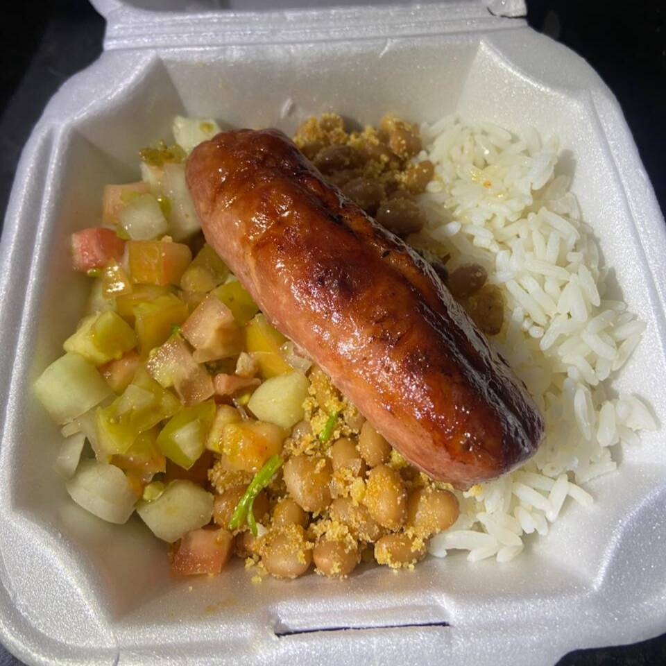 Marmita com toscana douradinha, acompanhada de arroz soltinho, feijão tropeiro bem temperado e vinagrete fresco. Uma combinação completa e cheia de sabor.
-----tags-----
marmita, marmitex, toscana, feijão tropeiro, arroz, vinagrete, almoço, comida caseira, refeição completa, promoção, bom e barato, marmita barata, delivery, 99Food.