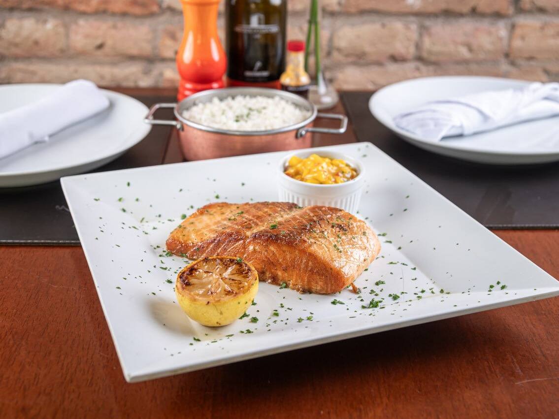 Acompanha vinagrete de manga da casa e arroz branco