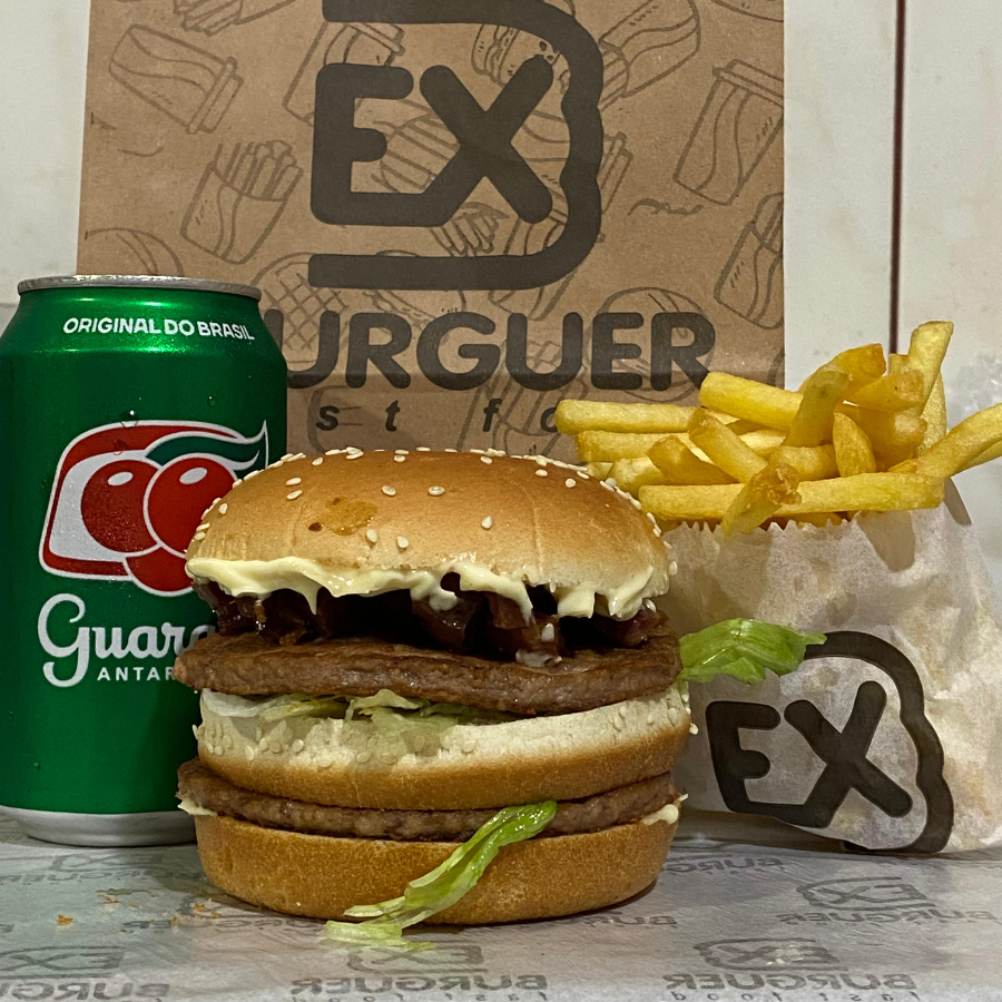 lanche com duas carnes industrial, maionese bacon e alface + batata + refri