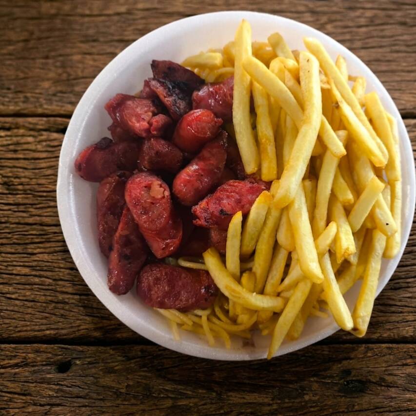Linguiça Mineira com fritas. Acompanha arroz, feijão, macarrão e farofa. Marmita bem servida com Aprox: 750g.