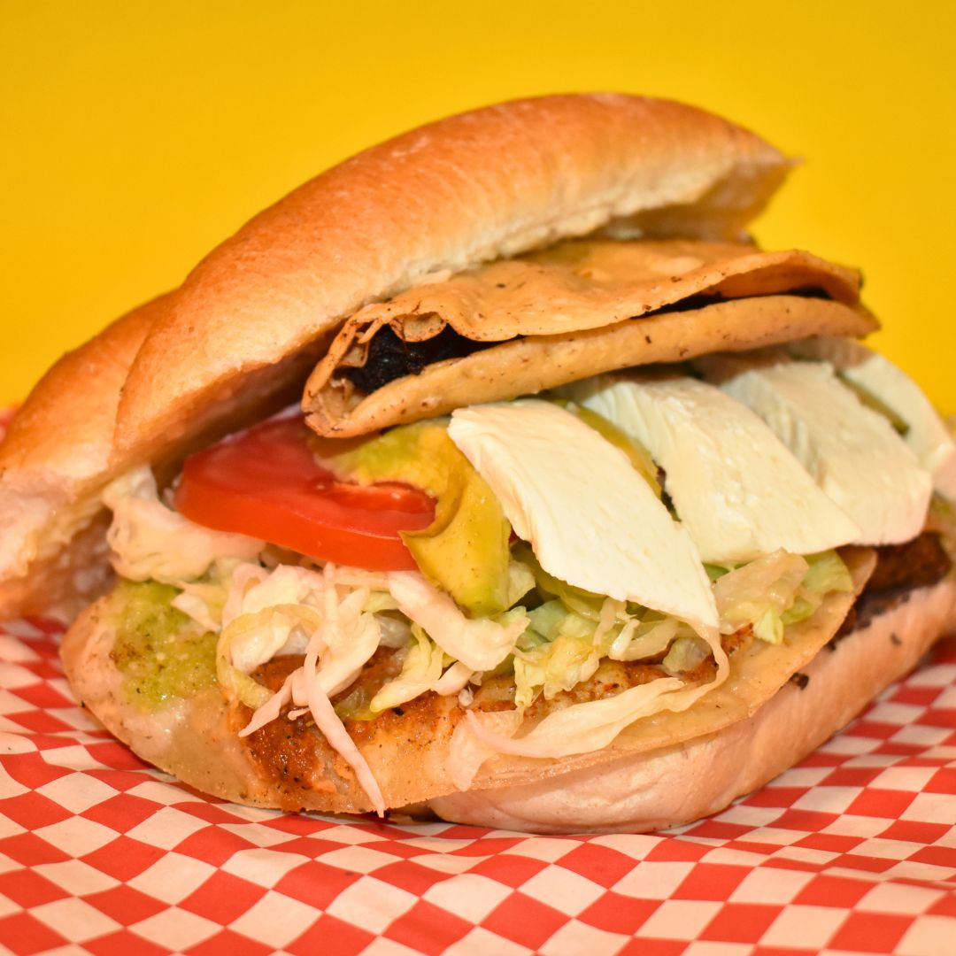 1 Torta BOMBA Milanesa de Pollo + 1 Refresco