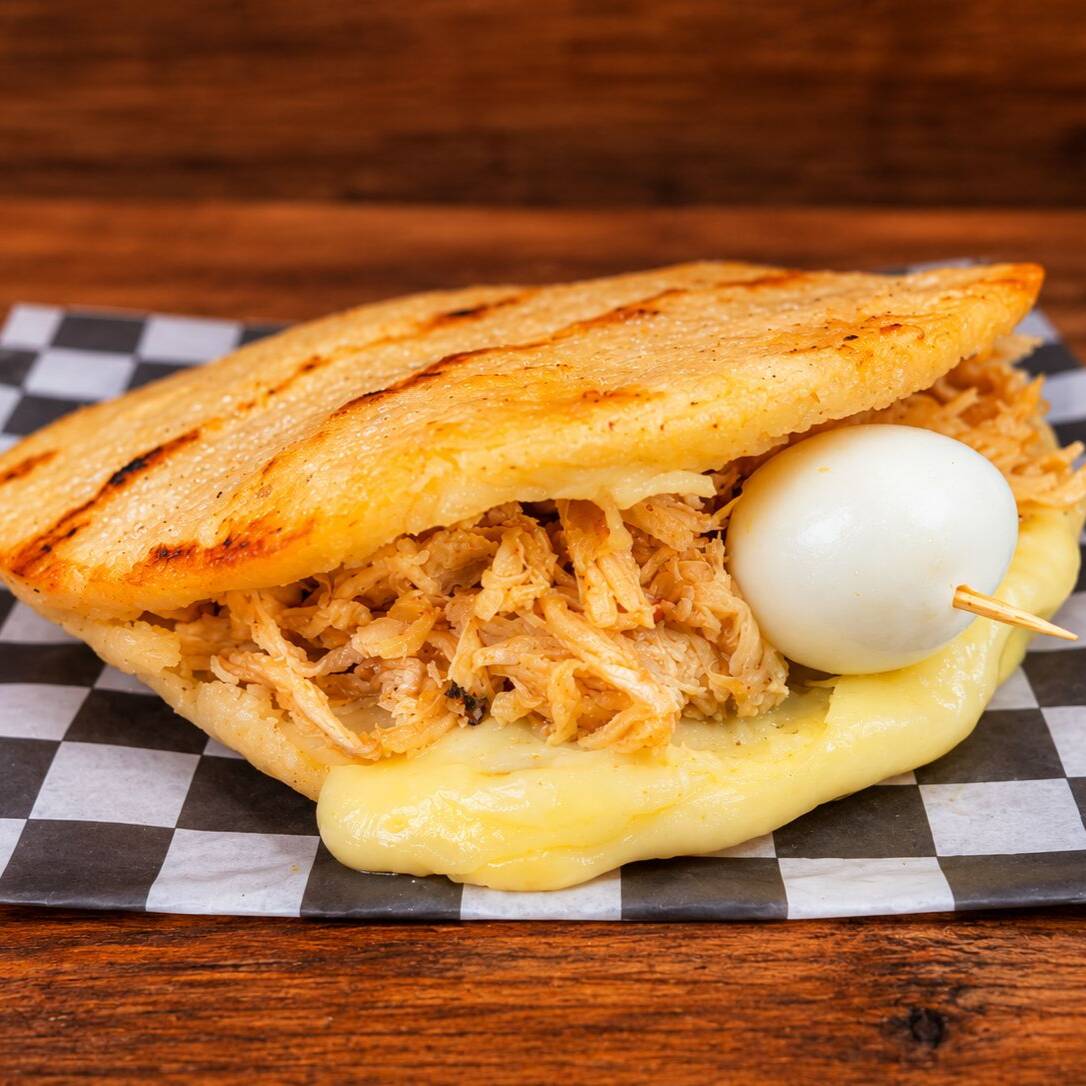 Arepa Sencilla de Queso y Pollo