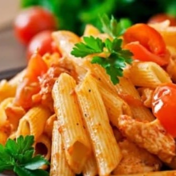 Penne de molho de frango, com molho caseiro e cremoso, acompanhado de massa de ótima qualidade, ideal para uma refeição prática e deliciosa.