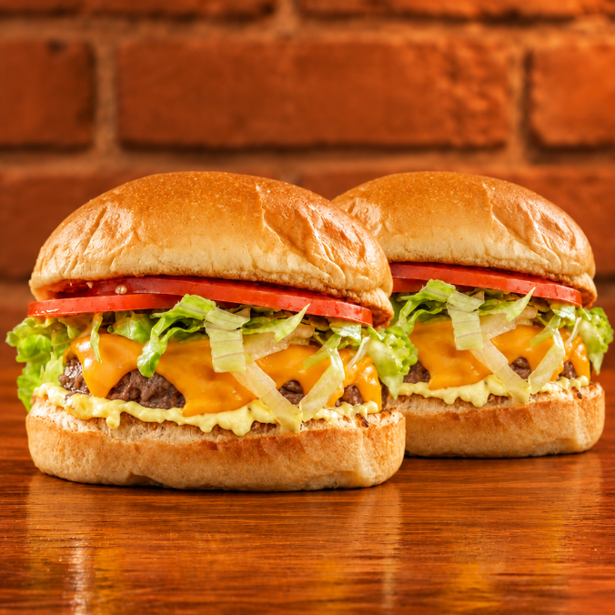 2 Gourmet Samuka Simples (pão gourmet, burguer artesanal 60g, salada, molho Samuka e cheddar). Uma combinação caprichada para dividir e aproveitar o sabor do Samuka em cada mordida!