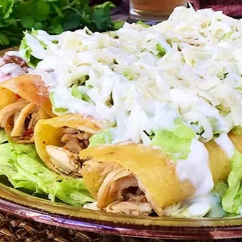 FLAUTAS DE QUESO BAÑADAS EN SALSA ROJA