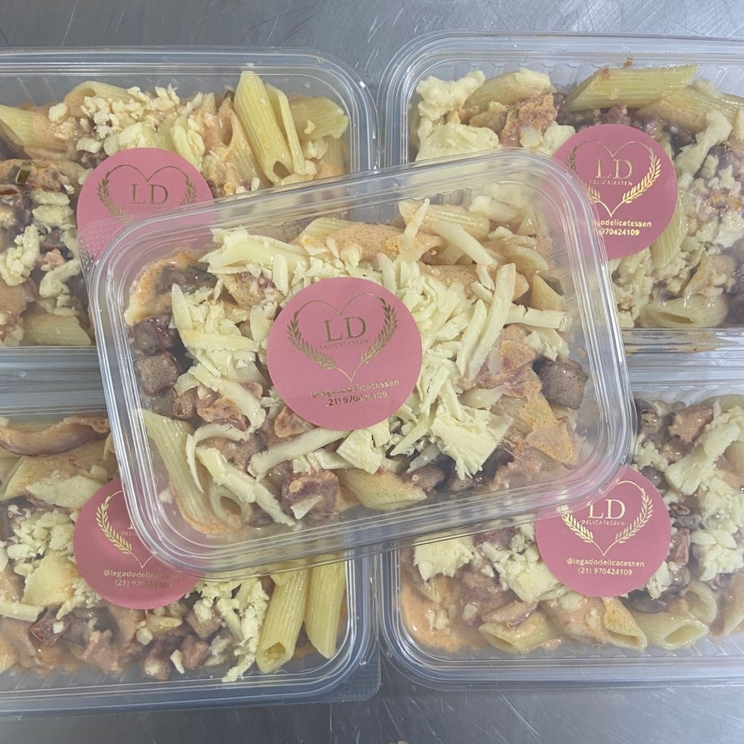Sao 300gr de um delicioso Penne com molho de calabresa com bacon e mussarela. Voce vai se APAIXONAR