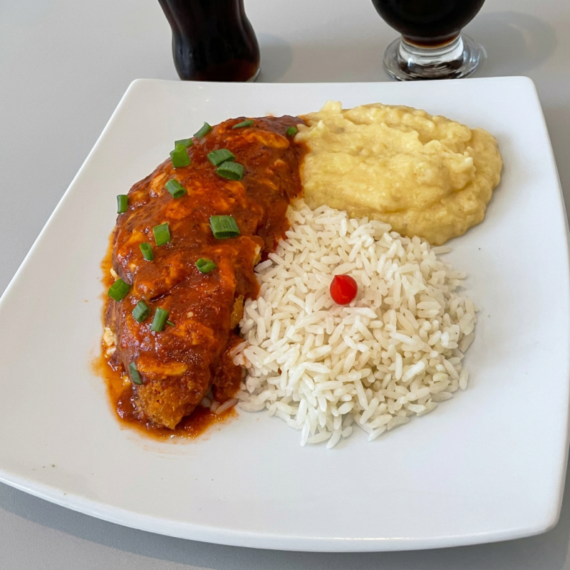 Nosso delicioso parmegiana de frango empanado, crocante por fora e suculento por dentro, coberto com molho de tomate fresco e uma camada generosa de queijo derretido. Acompanha um delicioso purê de batata cremoso, feito na hora, para um toque ainda mais suave e saboroso. Uma combinação clássica com arroz branquinho e purê de batatas ( Marmita indicada para 01 pessoa)