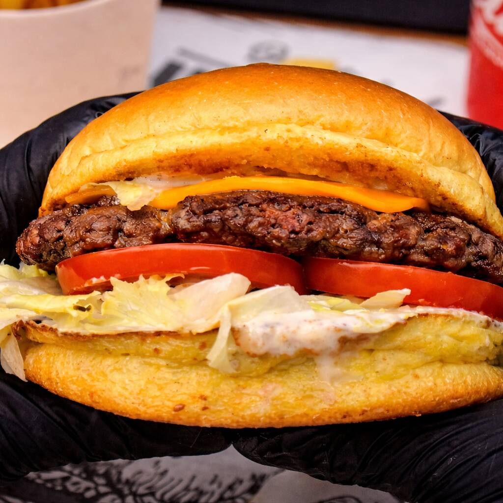Pão brioche, smash 80g, cheddar em fatia, alface, tomate e maionese defumada. Leve, clássico e direto ao ponto. Burguer é feito no ato do pedido, chegando quentinho e saboroso!