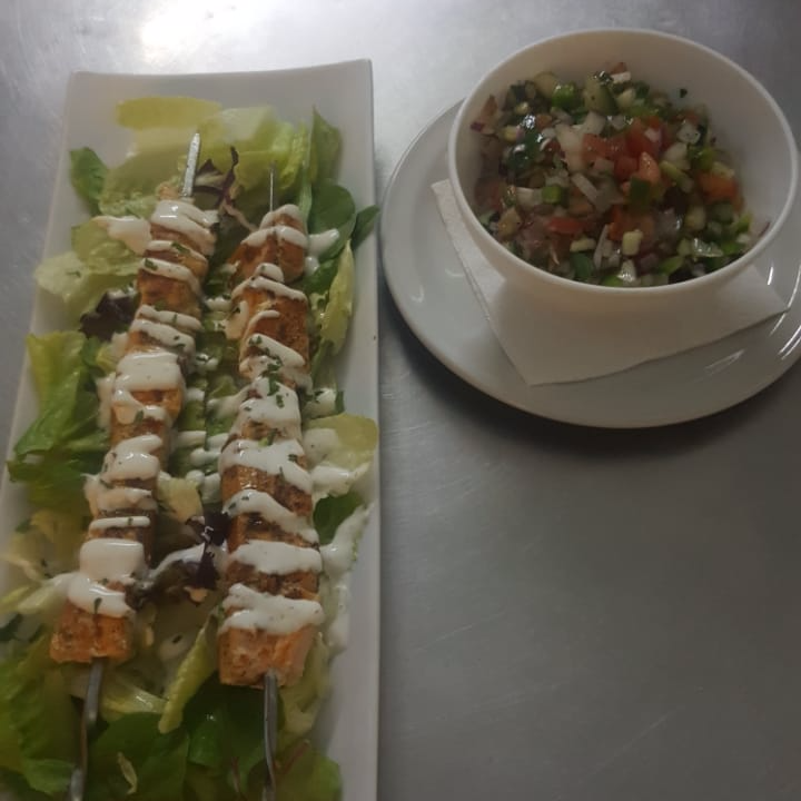 Brochetas de Salmón con Ensalada Israelí