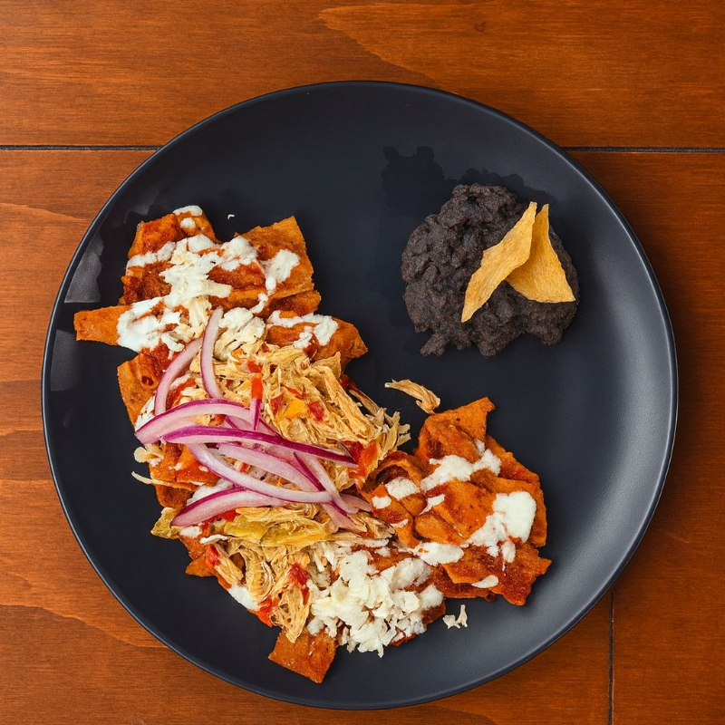 Chilaquiles rojos de pollo