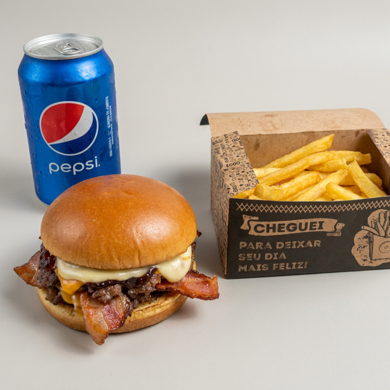 Combo especial com hambúrguer feito com pão brioche selado na manteiga, 2 blends smash 60g estilo Oklahoma com cebola prensada na chapa, cheddar duplo derretido, bacon crocante e geleia de cebola levemente adocicada. Combinação intensa, com contraste entre crocância e cremosidade. Acompanha batata frita crocante e dourada e refrigerante em lata bem gelado.